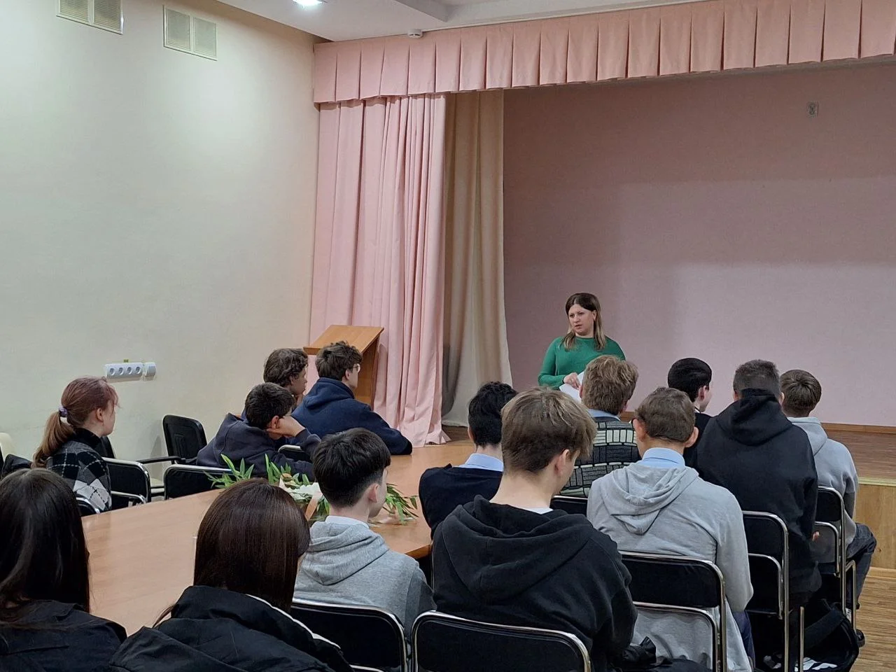 Проведение в психиатрической больнице у учеников лекции профориентации.